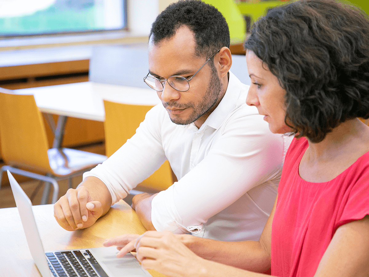 Teacher and student leveraging online resources