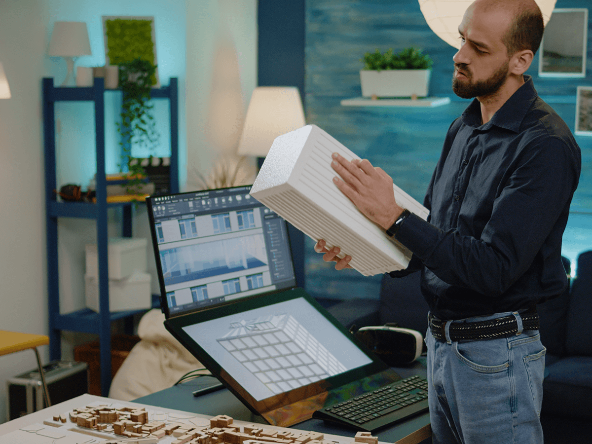 Software architect with project on hand