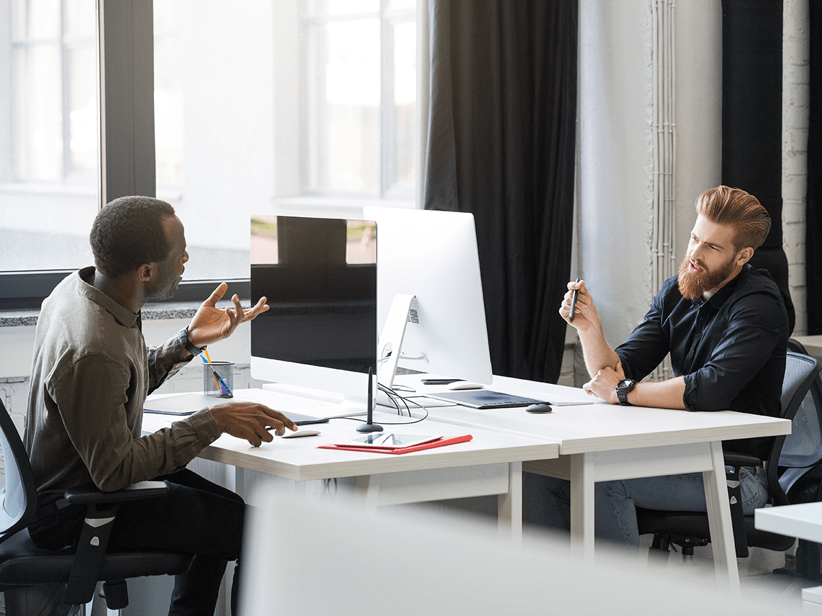 Comparing human and AI in software development 